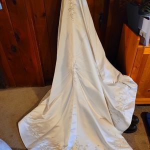 Wedding gown detachable train